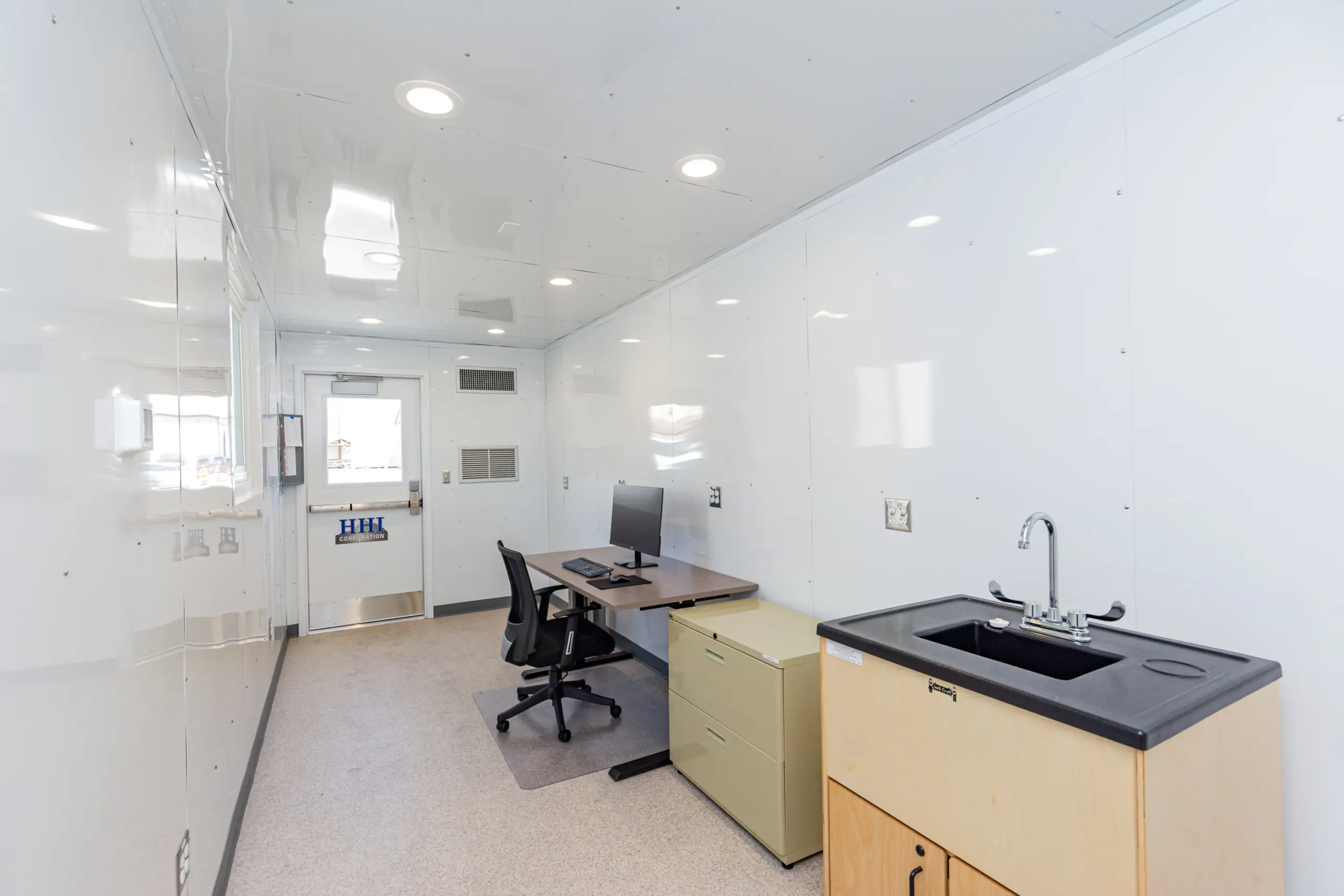 Compact workspace in a trailer office